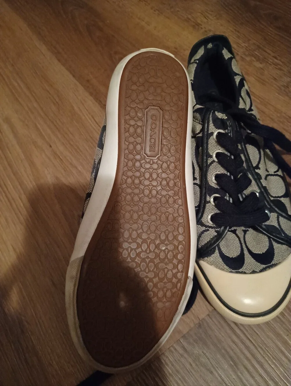 << Coach Lace-Up Sneakers in Black and Cream Signature Print Size 7